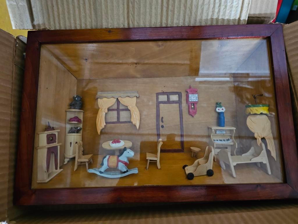 Uniek Houten Diorama met Miniatuur Meubels en Speelgoed, Ophalen of Verzenden, Handgemaakt, Wanddecoratie, 20 - 50 cm