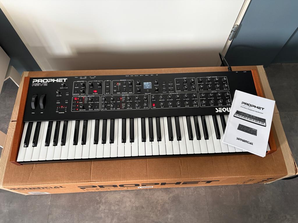 Sequential Prophet rev2 8 voice, Muziek en Instrumenten, Synthesizers, 61 toetsen, Zo goed als nieuw, Met midi-aansluiting, Ophalen