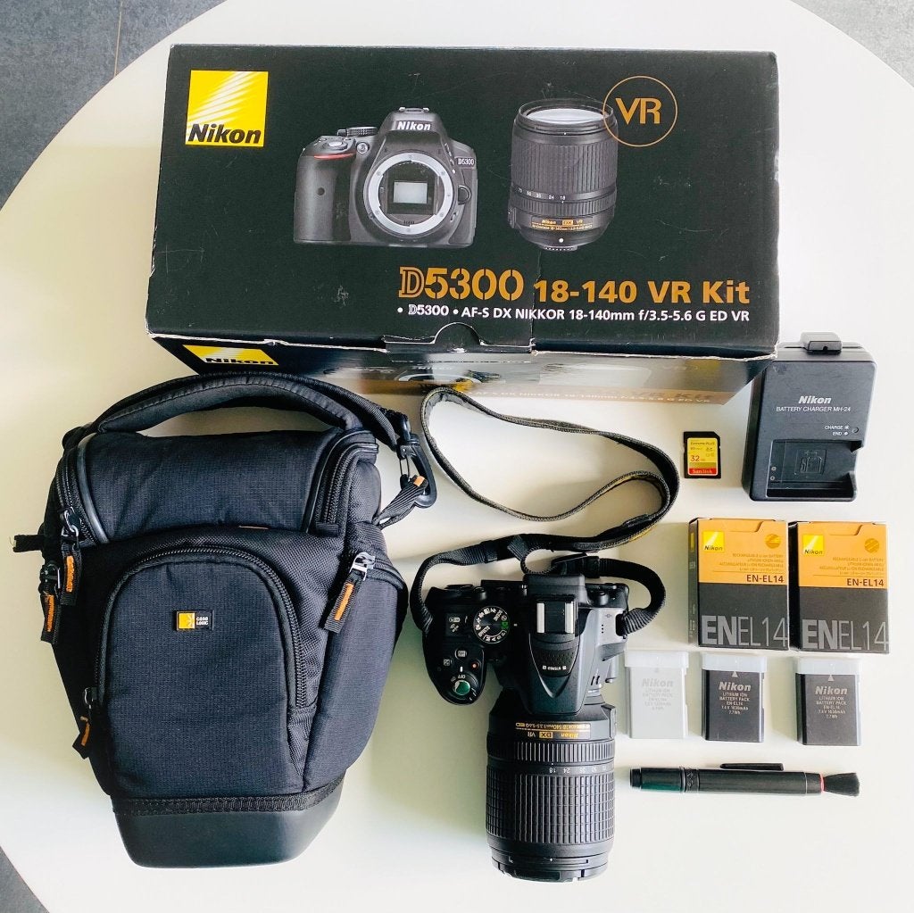 Nikon D5300 + 18-140mm VR + Camera Tas (Complete set), Ophalen, Kantelbaar/draaibaar scherm, Spiegelreflex, Zo goed als nieuw