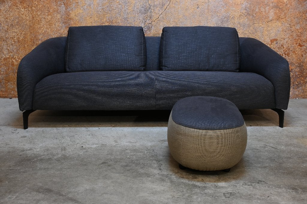 ZGANieuw grijze stoffen Leolux Elias designbank + hocker, Leolux, Leolux, Driepersoons, 75 tot 100 cm