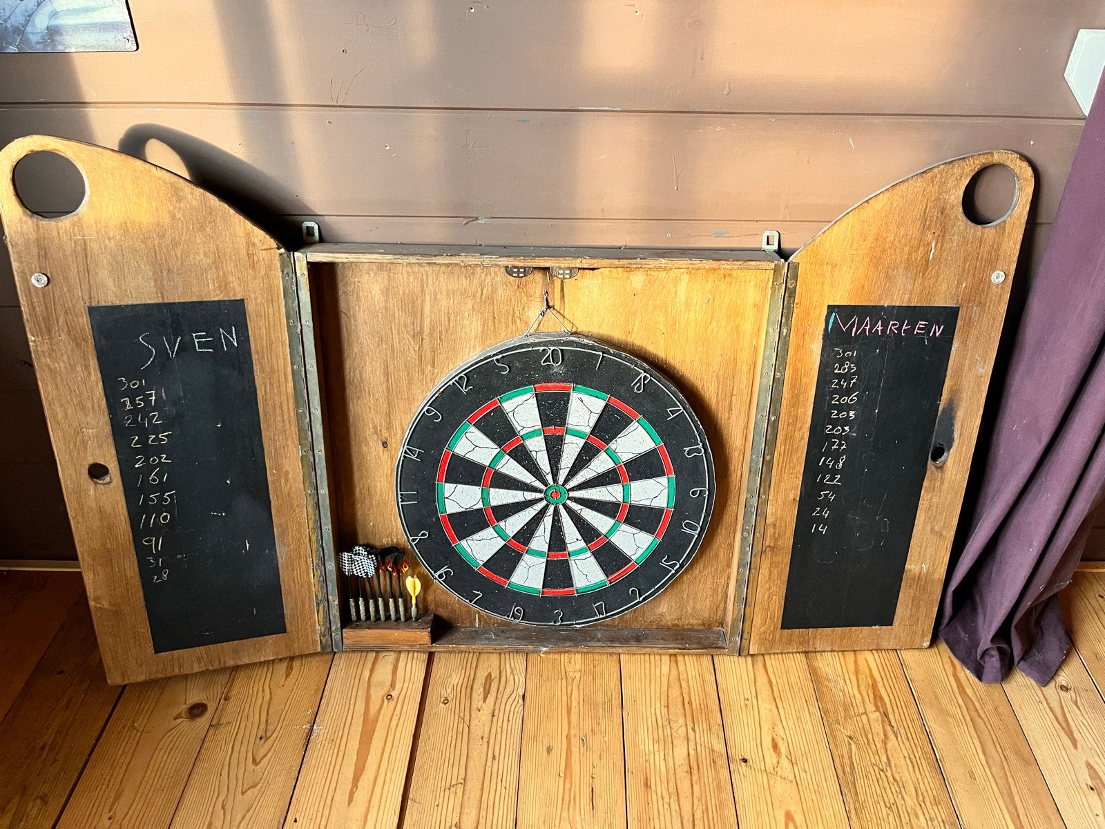 Dartbord in houten kast met scoreborden, Ophalen, Gebruikt, Dartbord met pijlen