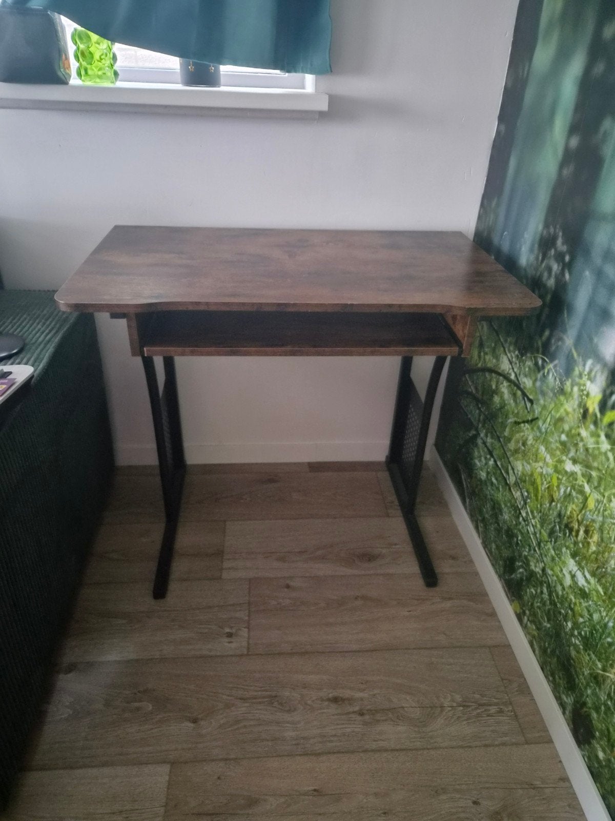 Compact bruin bureau met uitschuifbaar toetsenbordblad, Huis en Inrichting, Ophalen, Opbergruimte, Gebruikt, Hout