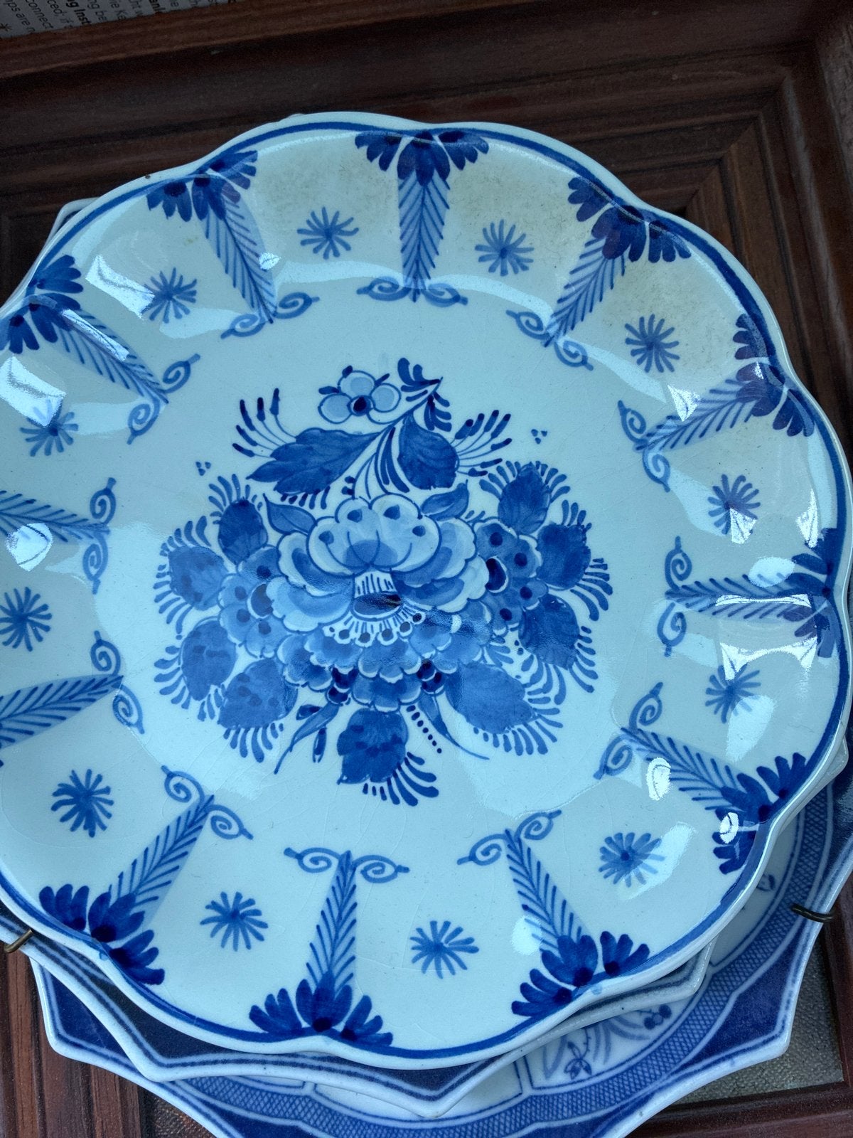 Set van 2 Antieke Blauw-Witte Borden - Handgeschilderd, Antiek en Kunst, Ophalen