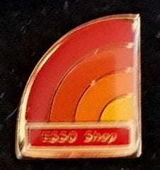 Esso Shop pin, Verzenden, Nieuw, Merk, Speldje of Pin
