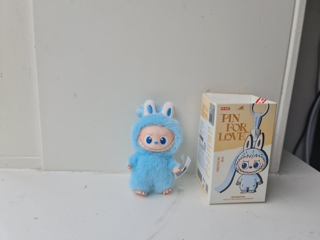 Labubu Pop Mart The Monsters Pin for Love, Kinderen en Baby's, Speelgoed | Knuffels en Pluche, Met doos, Overige karakters, Blauw