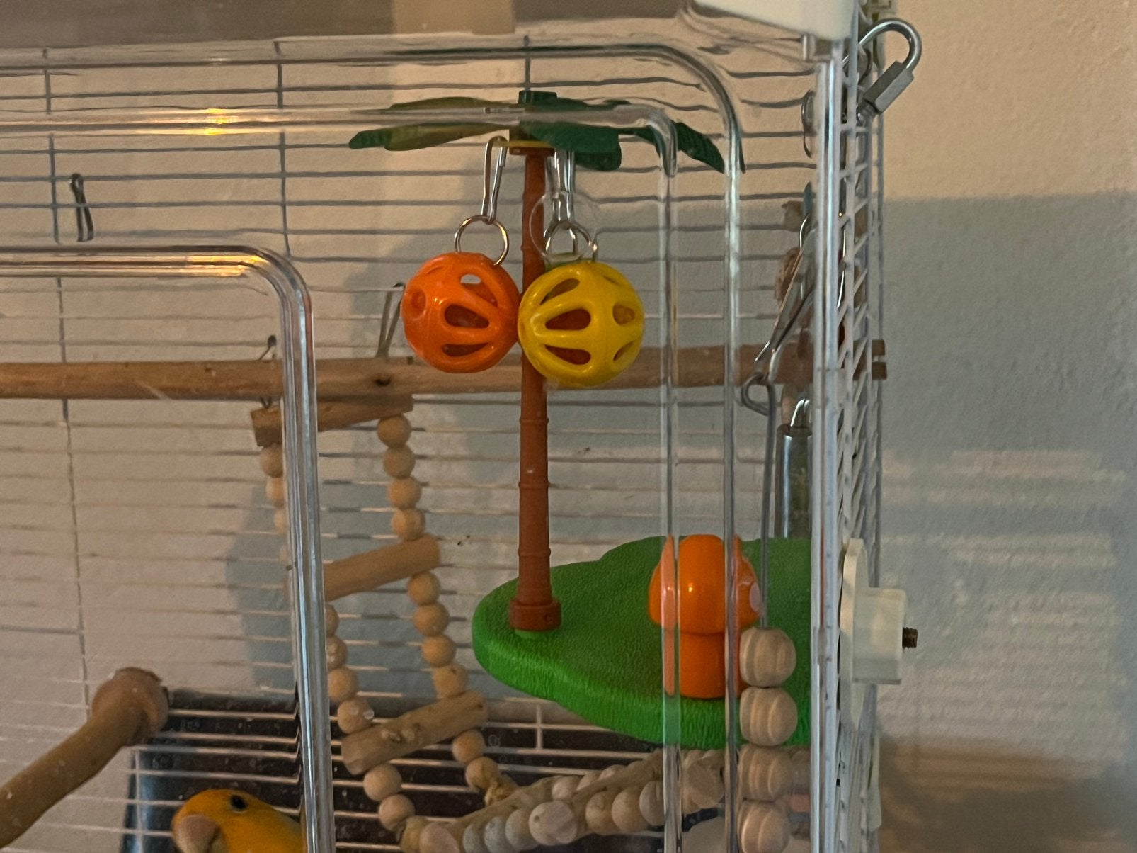 Leuke palmboom eiland met balletjes voor vogelkooi, Ophalen, Zo goed als nieuw