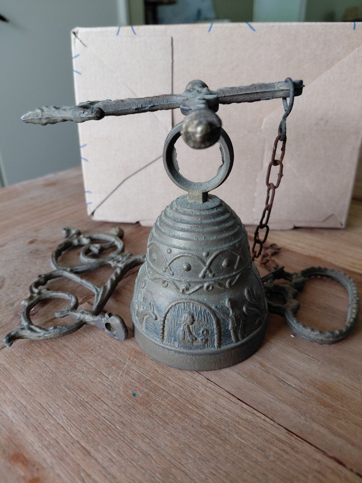 Antieke bronzen bel met decoratieve kettingen, Ophalen of Verzenden