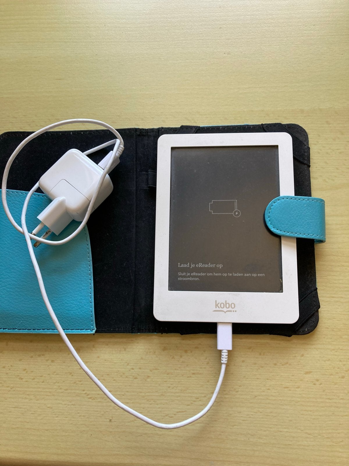 Kobo eReader met hoes en oplader, Computers en Software, E-readers, Gebruikt, Verzenden, 4 GB of minder, Touchscreen