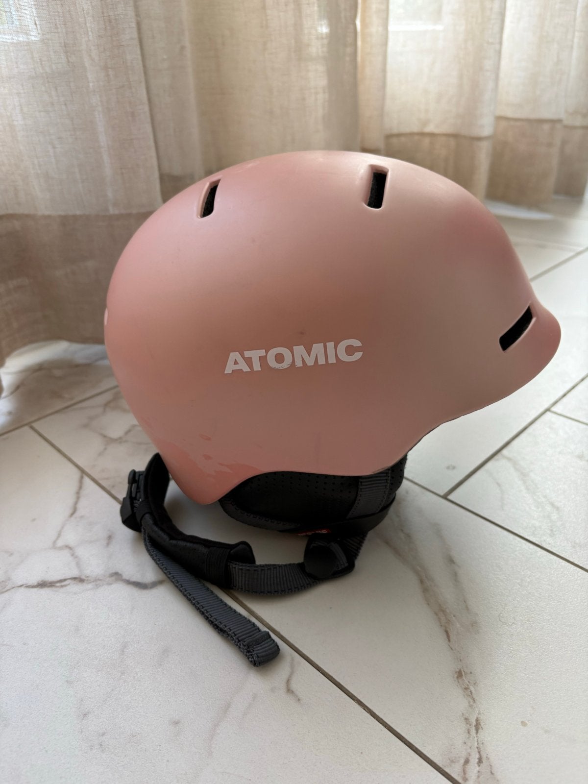 Atomic skihelm kind zalm parelmoer + gratis Alpina skibril, Ophalen of Verzenden, Zo goed als nieuw, Maat 36 (S), Overige typen