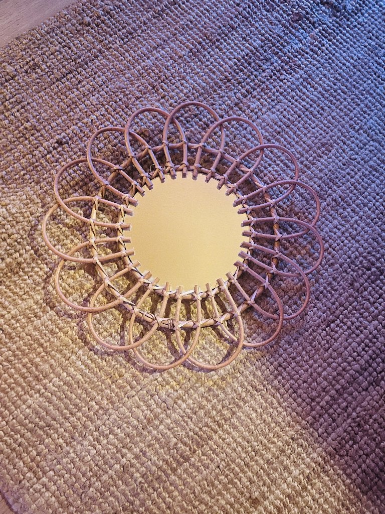Rotan spiegel bloemvorm Xenos 50 cm, Rond, Ophalen of Verzenden, Zo goed als nieuw, Minder dan 100 cm