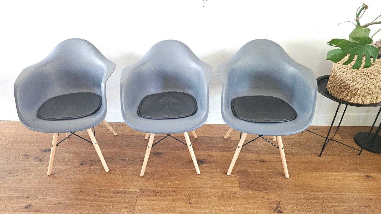 Set van 3 grijze kuipstoelen met houten onderstel, Zo goed als nieuw, Grijs, Ophalen, Hout