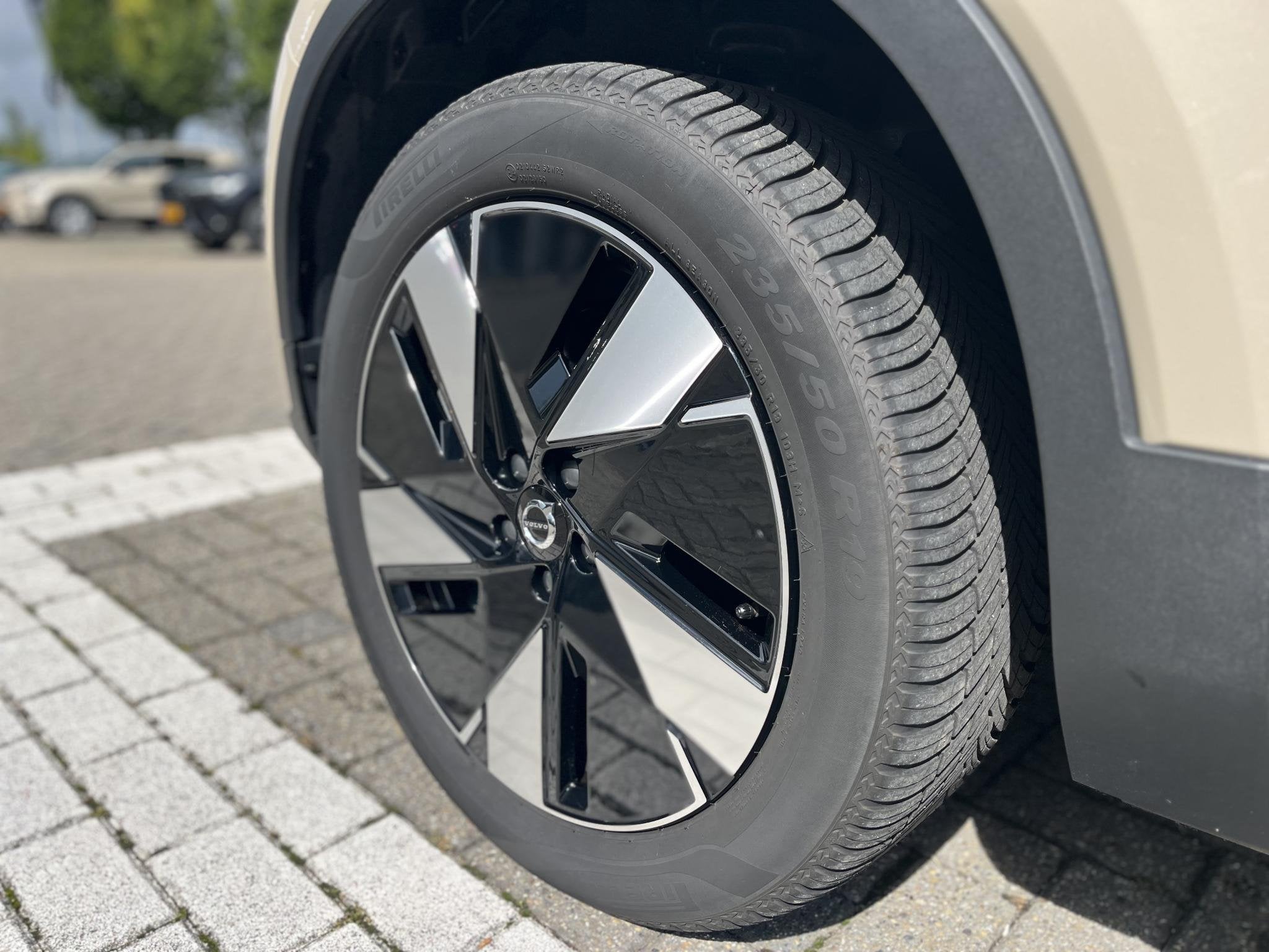 Volvo EX40 Single Motor Extended Range Plus 82 kWh | Parkeer, Auto's, Automaat, 12 maanden, 82 kWh, Origineel Nederlands