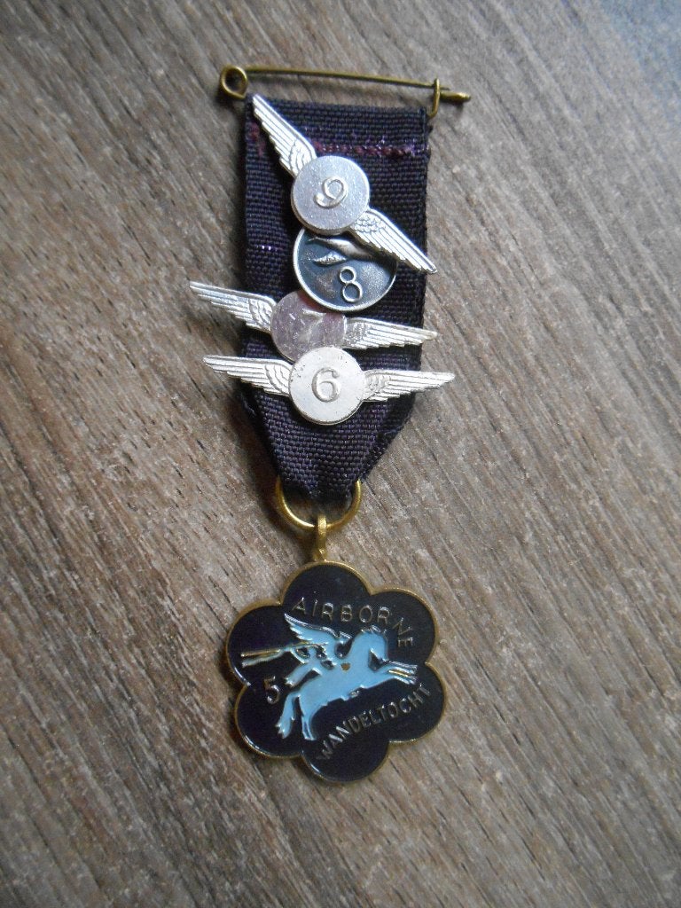 Airborne medaille 5de kleurvariant 1 met cijfers 6 - 7- 8- 9, Ophalen of Verzenden, Landmacht, Nederland, Lintje, Medaille of Wings