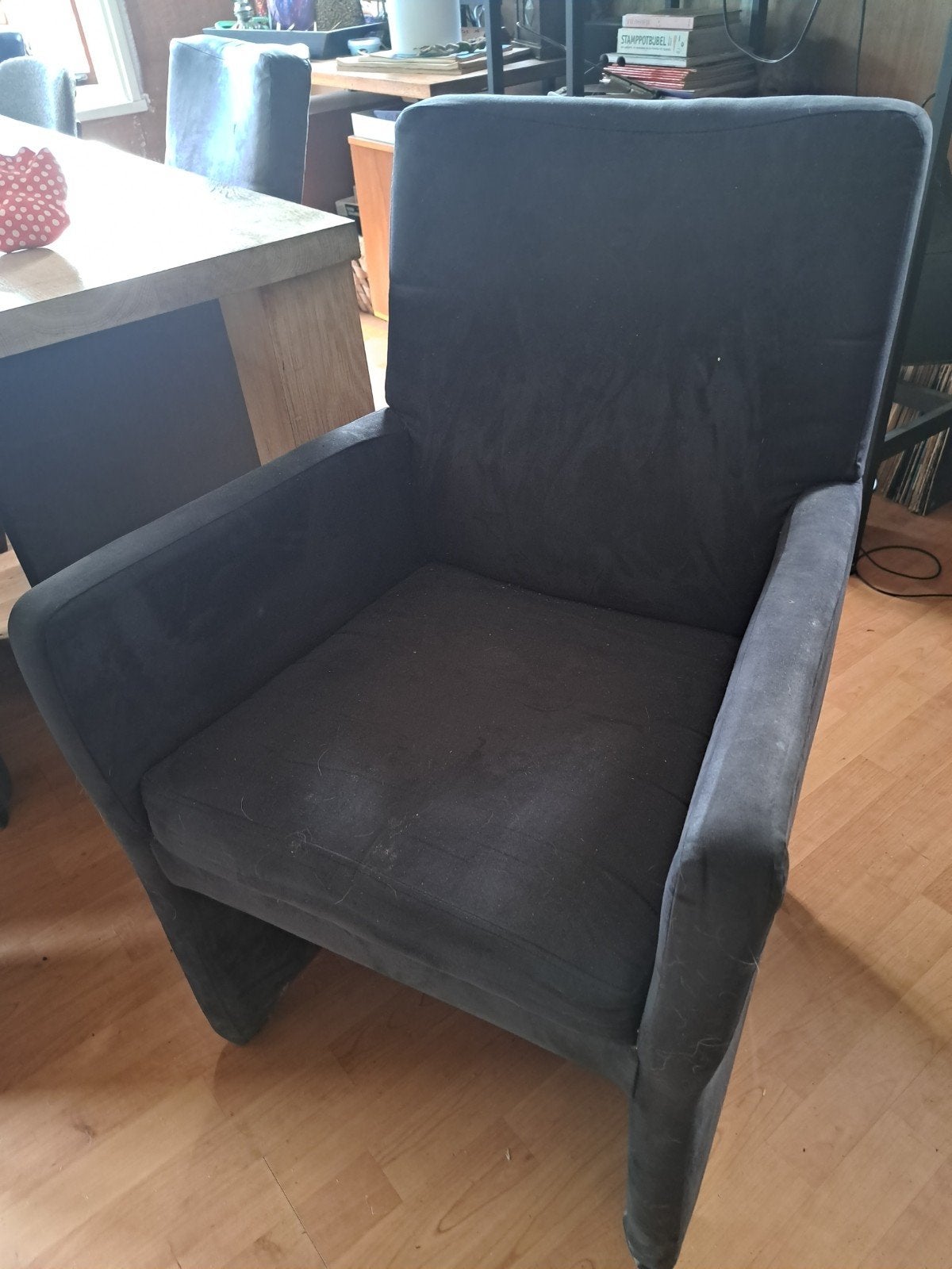 gratis 6 x Comfortabele donkergrijze eetkamerstoel, Ophalen, Gebruikt, Eén, Modern
