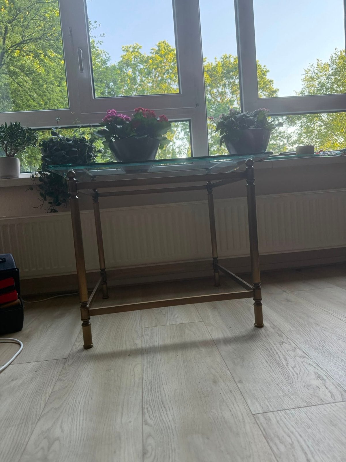 Glazen bijzettafel met messing frame, Huis en Inrichting, Tafels | Bijzettafels, Gebruikt, 55 tot 75 cm, Glas, Rechthoekig