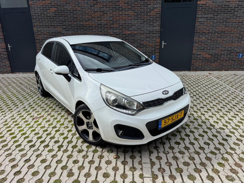 Kia Rio 1.2 I 5DRS 2011 Wit Volledig Dealer Onderhouden, Auto's, 40 €/maand, Zwart, 4 cilinders, Origineel Nederlands