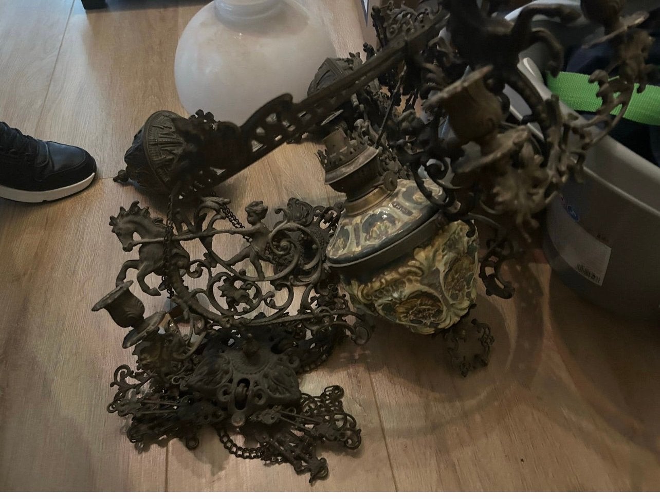Antieke bronzen kroonluchter met gedetailleerde versieringen, Antiek en Kunst, Ophalen