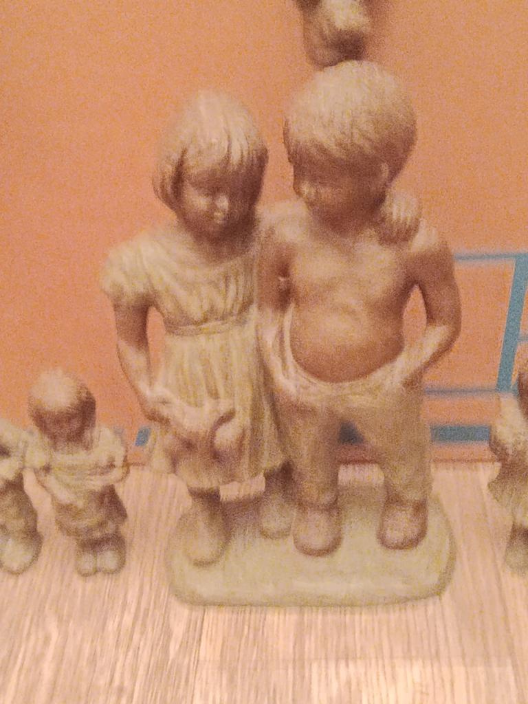 Klein beeldje, gratis af te halen, Groep mensen, Minder dan 20 cm, Ophalen of Verzenden, Steen of Keramiek