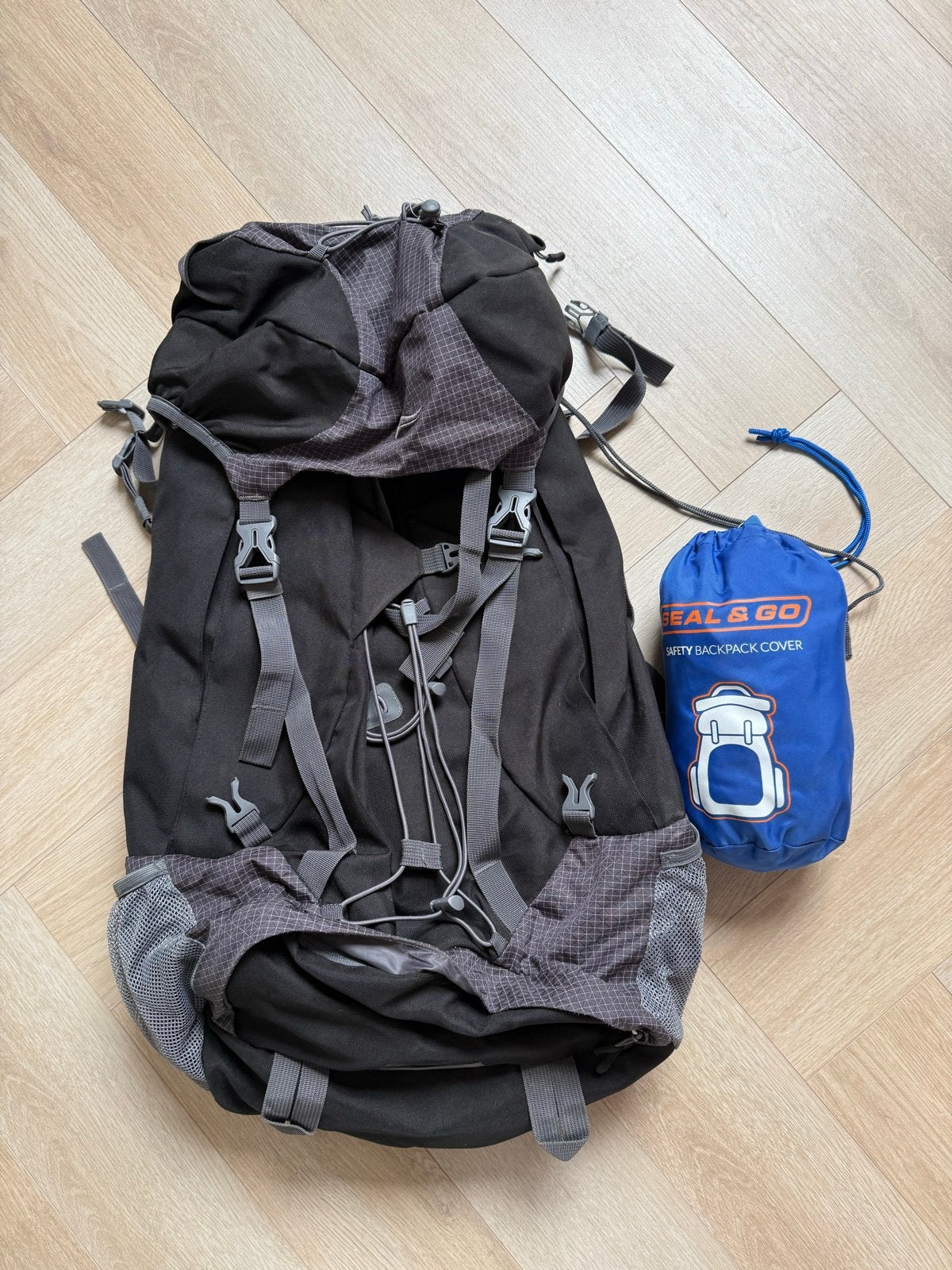 Grote zwarte backpack met regenhoes, Overige merken, Gebruikt, 25 tot 40 cm, Ophalen of Verzenden