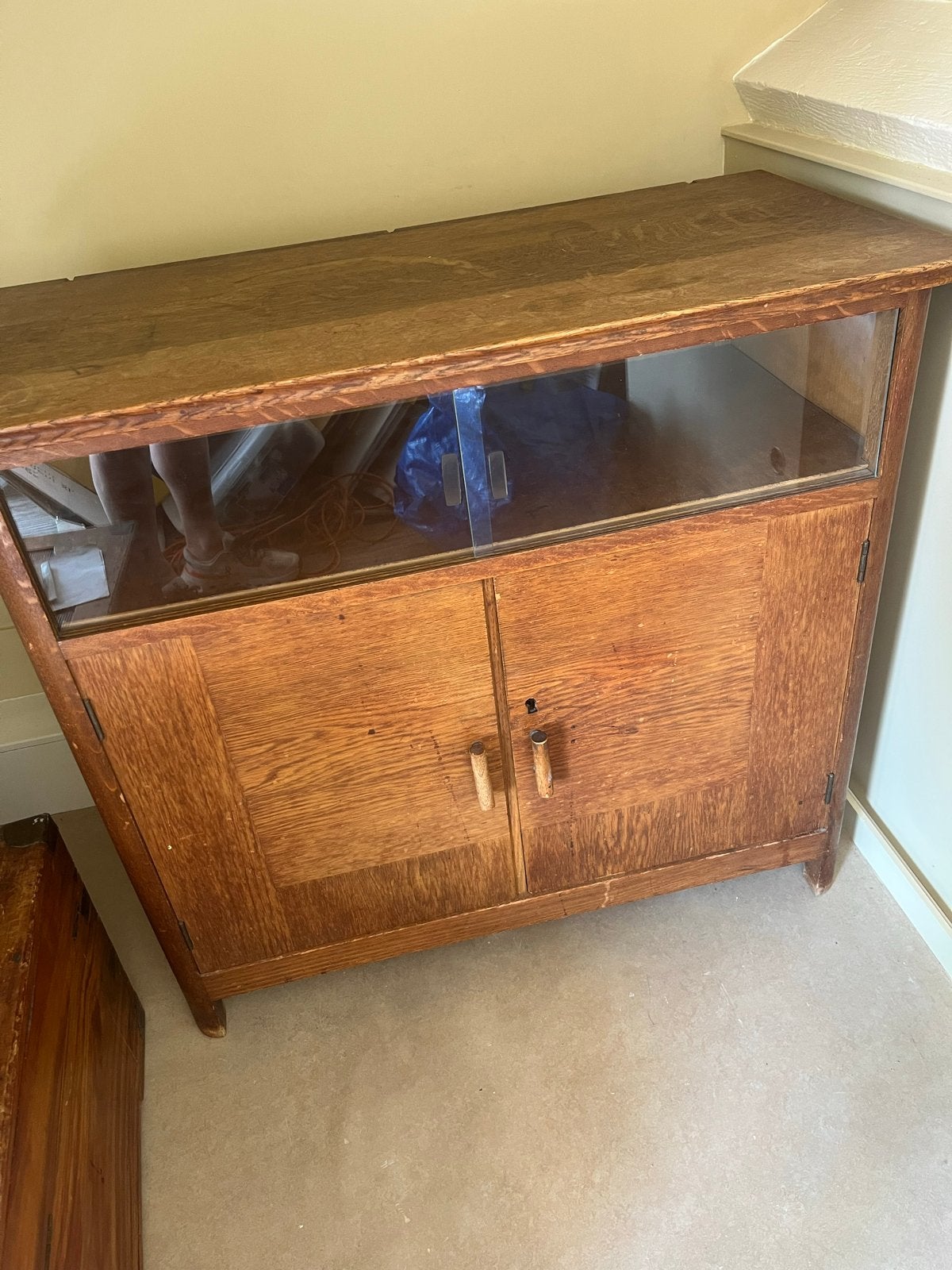Vintage houten kastje met glazen schuifdeuren (sleutel ontbr, Ophalen