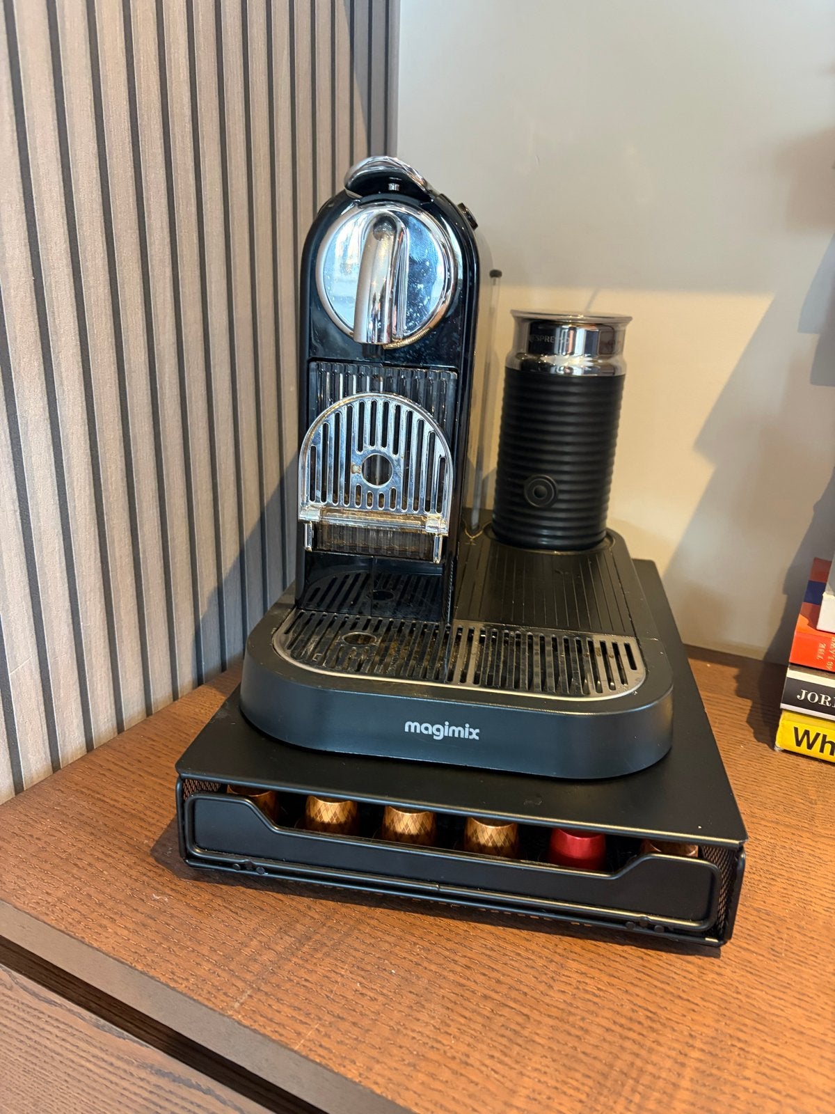 Nespresso Magimix Inissia met Aeroccino en capsulehouder, Espresso apparaat, Ophalen of Verzenden, Zo goed als nieuw, 1 kopje