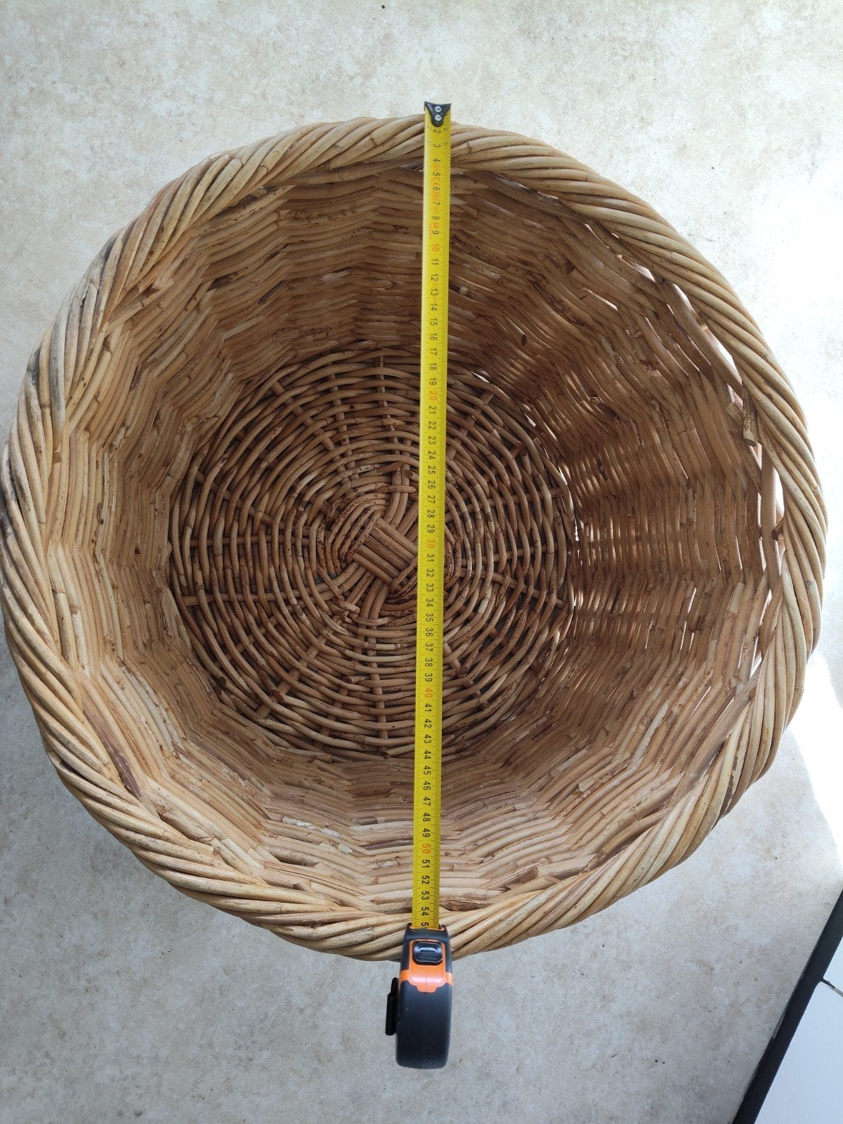 Grote rieten mand - 47 cm hoog, Huis en Inrichting, Ophalen, Gebruikt, Gevlochten, Mand