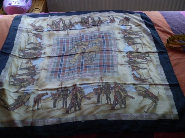 Mooie grote zijden vierkante sjaal.  88 X 88 cm.   Codello., Codello, Maat 46/48 (XL) of groter, Ophalen of Verzenden, Zo goed als nieuw