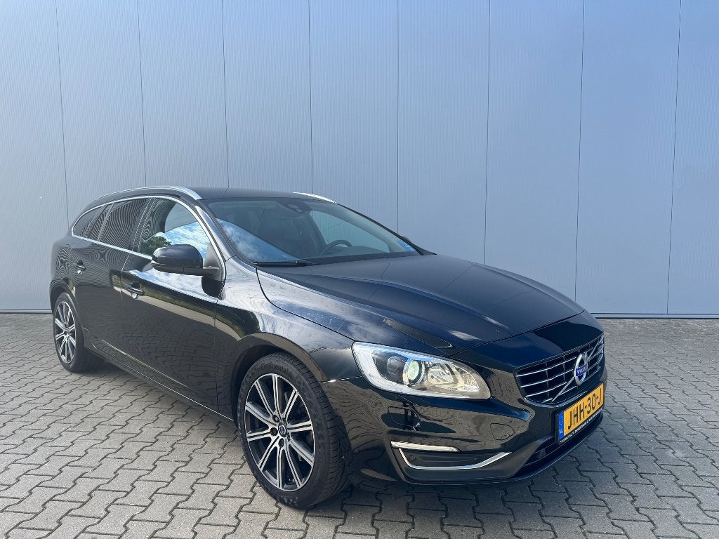 Volvo V60 T3 152pk Geartronic 2018 Zwart apple carplay, Auto's, Volvo, Bluetooth, 1498 cc, 4 cilinders, Zwart