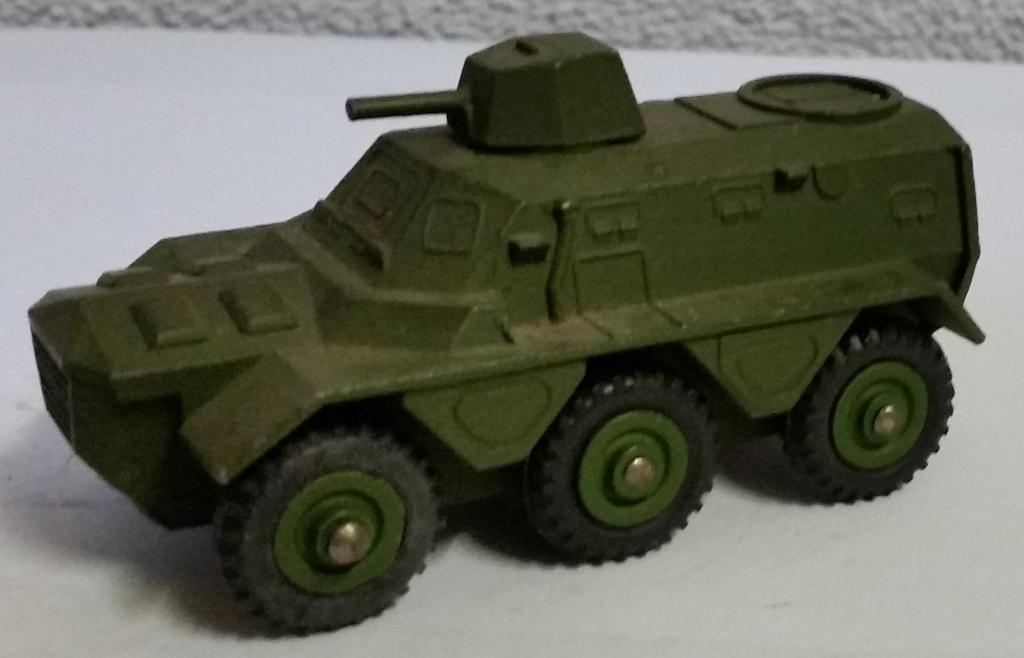 C004 - Dinky Toys armoured personnel carrier 676, Ophalen of Verzenden, Zo goed als nieuw, Overige typen, Dinky Toys