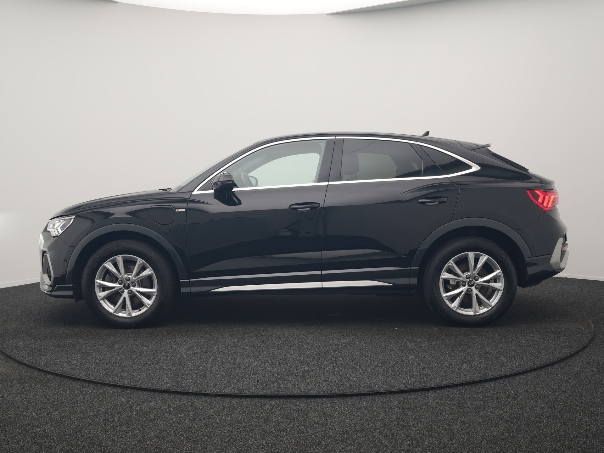 Audi Q3 Sportback 45 TFSI e 2x S Line PHEV 245pk Dealer O.H, Auto's, Dealer onderhouden, Gebruikt, Zwart, Verwarmde buitenspiegels