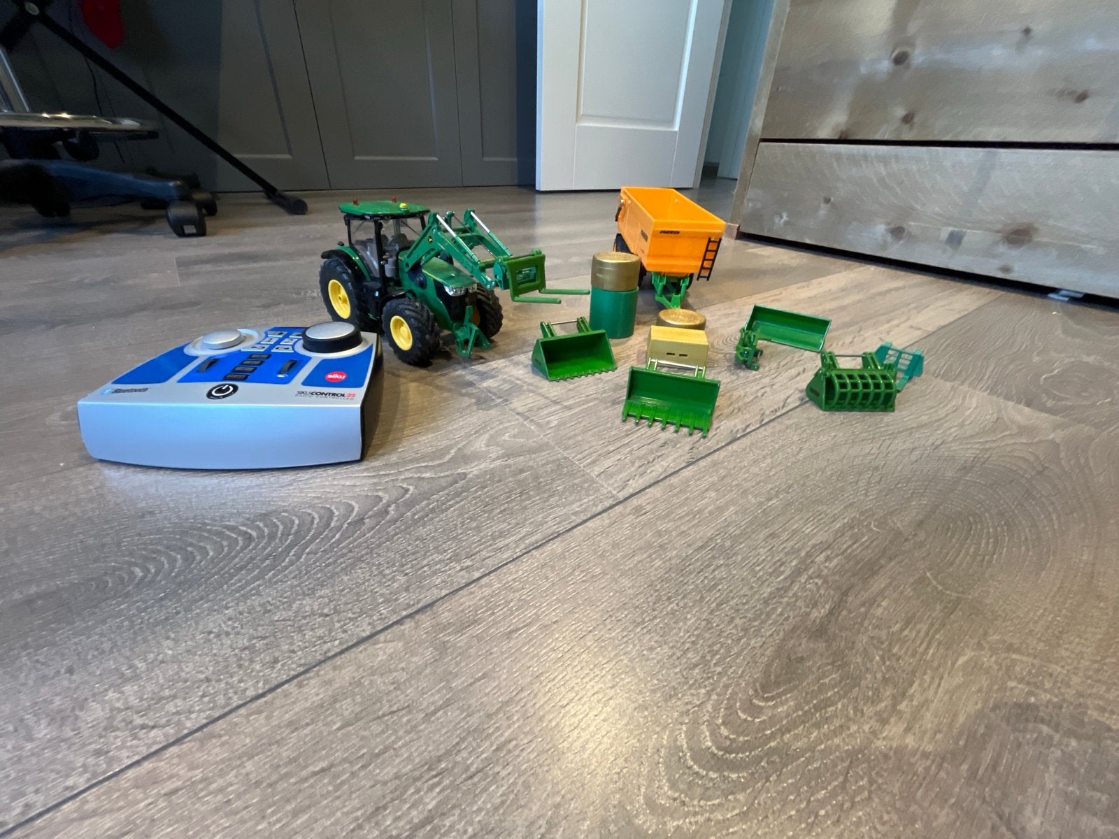 Siku RC Trekker met voorlader en Joskin aanhanger, Elektro, Ophalen of Verzenden, Zo goed als nieuw, RTR (Ready to Run)