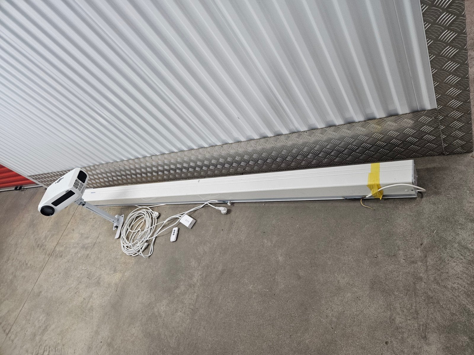 beamer incl. electrisch scherm +/- 250cm breed met afstandsb, Ophalen, Overige typen