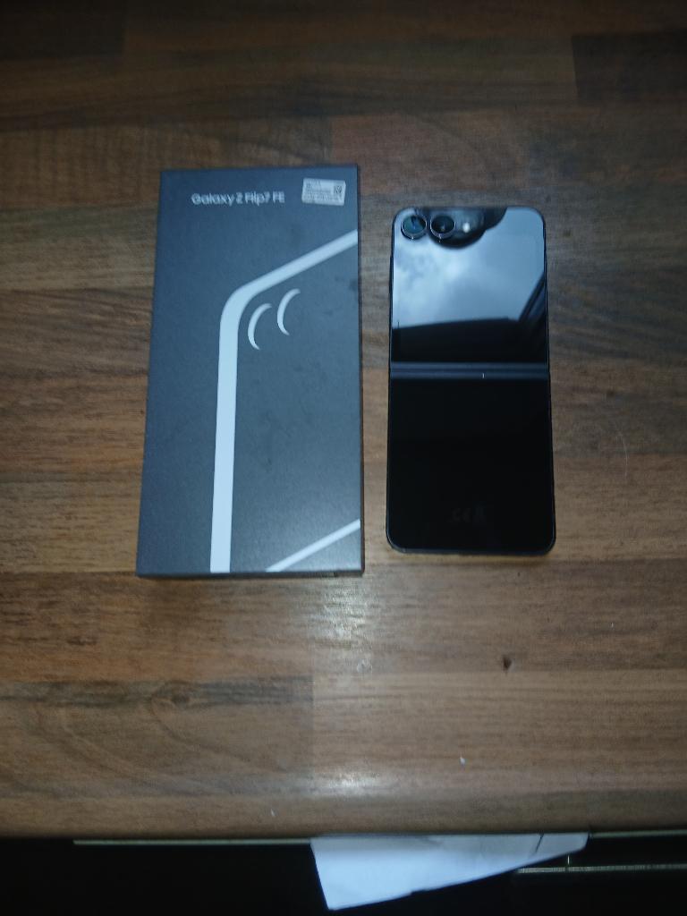 Samsung Galaxy Z Flip 7 FE Zwart - 2 mnd oud kapot scherm, Zwart, Ophalen of Verzenden, Zo goed als nieuw, Zonder simlock
