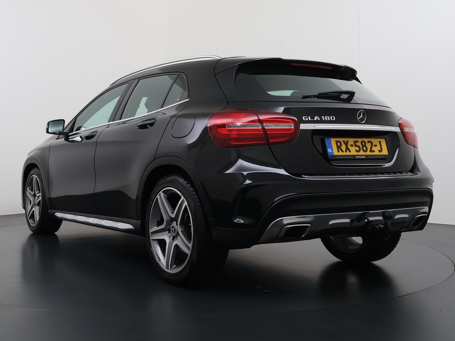 Mercedes-Benz GLA-klasse 180 Business Solution AMG Trekhaak, Gebruikt, 4 cilinders, 715 kg, Leder en Stof
