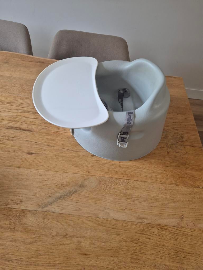 Bumbo Vloerstoeltje met Speelblad - Grijs, Ophalen of Verzenden, Zo goed als nieuw, Overige typen, Gordel(s)