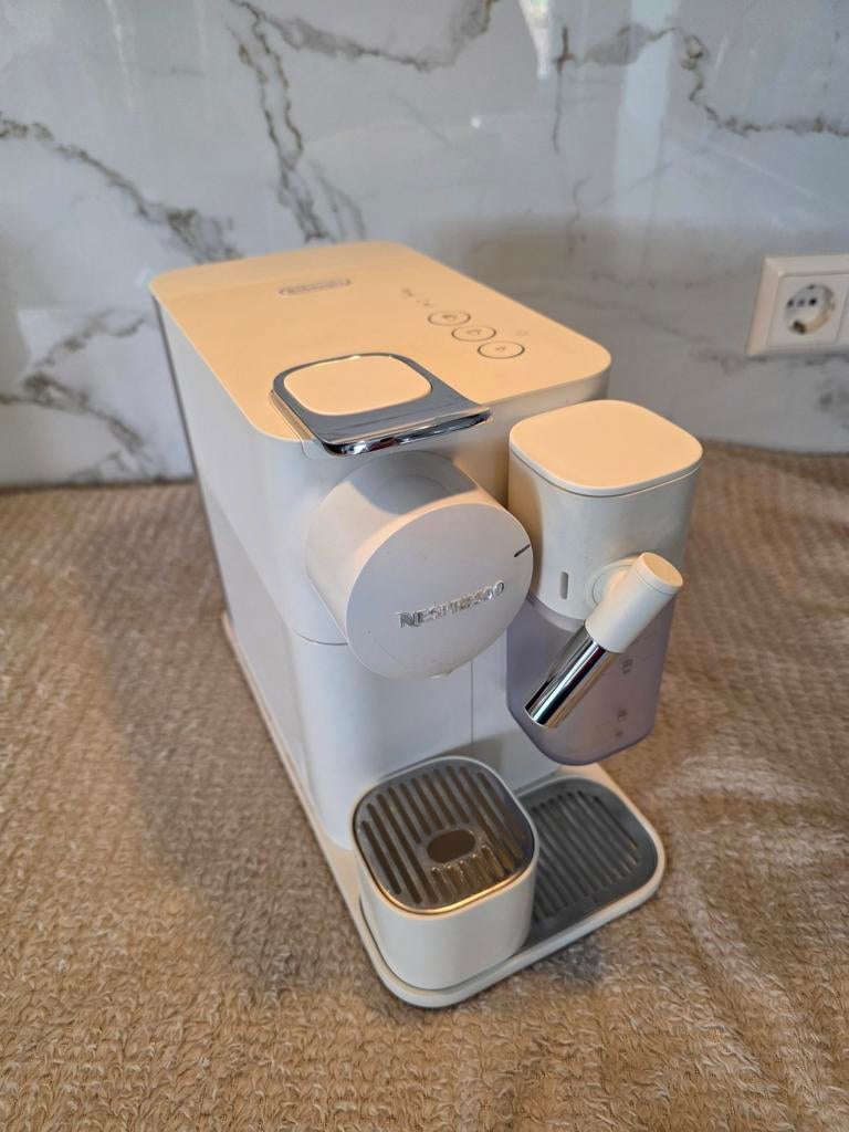 DeLonghi Nespresso Lattissima One EN510.W Wit, Witgoed en Apparatuur, Koffiezetapparaten, Gebruikt, Koffiemachine, Afneembaar waterreservoir