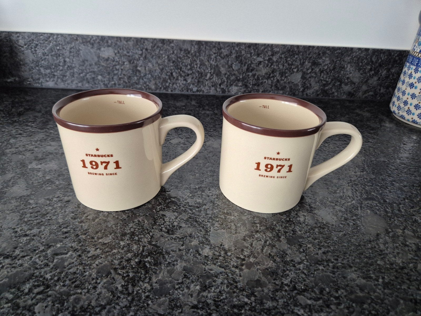 Starbucks  - Mokken 1971 Brewing since 414 ml / 2010 2 stuks, Ophalen of Verzenden, Overige stijlen, Kop(pen) en/of Schotel(s)