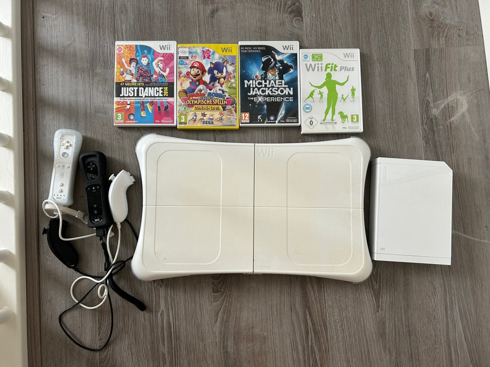 Wii + balance board + 2 controllers + 2 nunchucks + 4 games, Ophalen, Gebruikt, Met 2 controllers, Met games