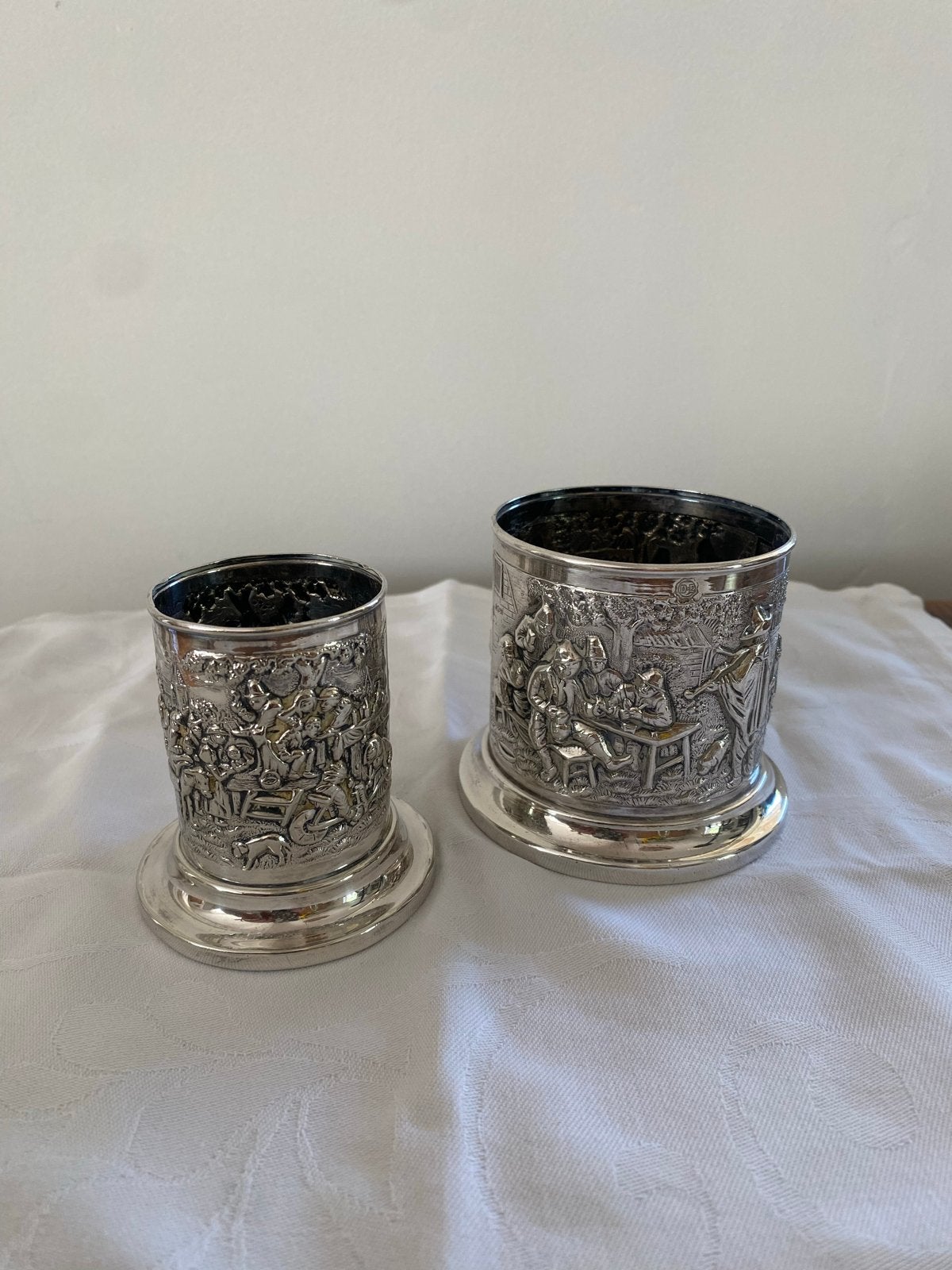 Set van 2 Douwe Egberts verzilverde lepelvaasjes met reliëf, Ophalen of Verzenden, Zilver
