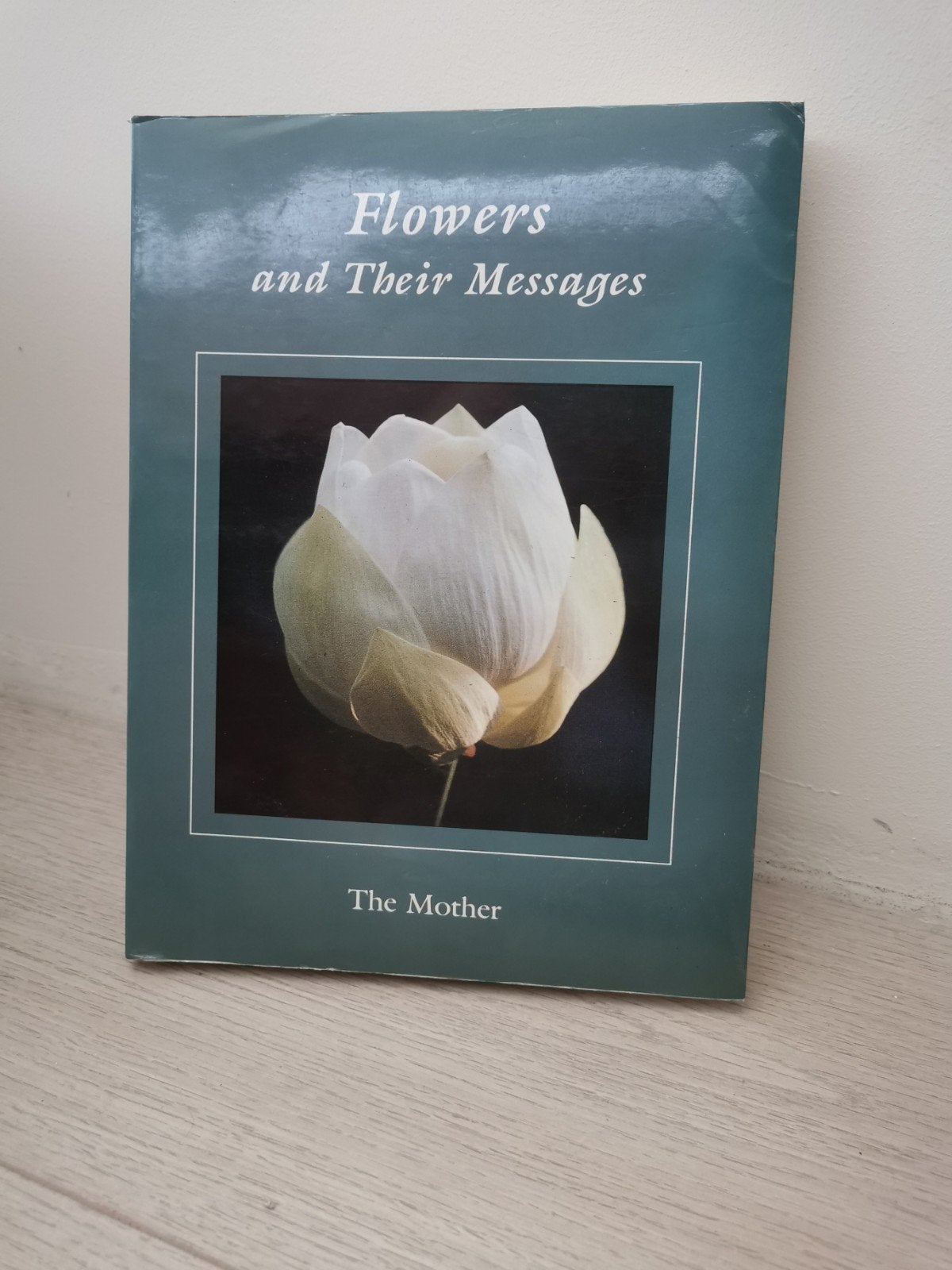 Flowers and their messages - the mother, Ophalen of Verzenden, Gelezen, Spiritualiteit algemeen, Achtergrond en Informatie