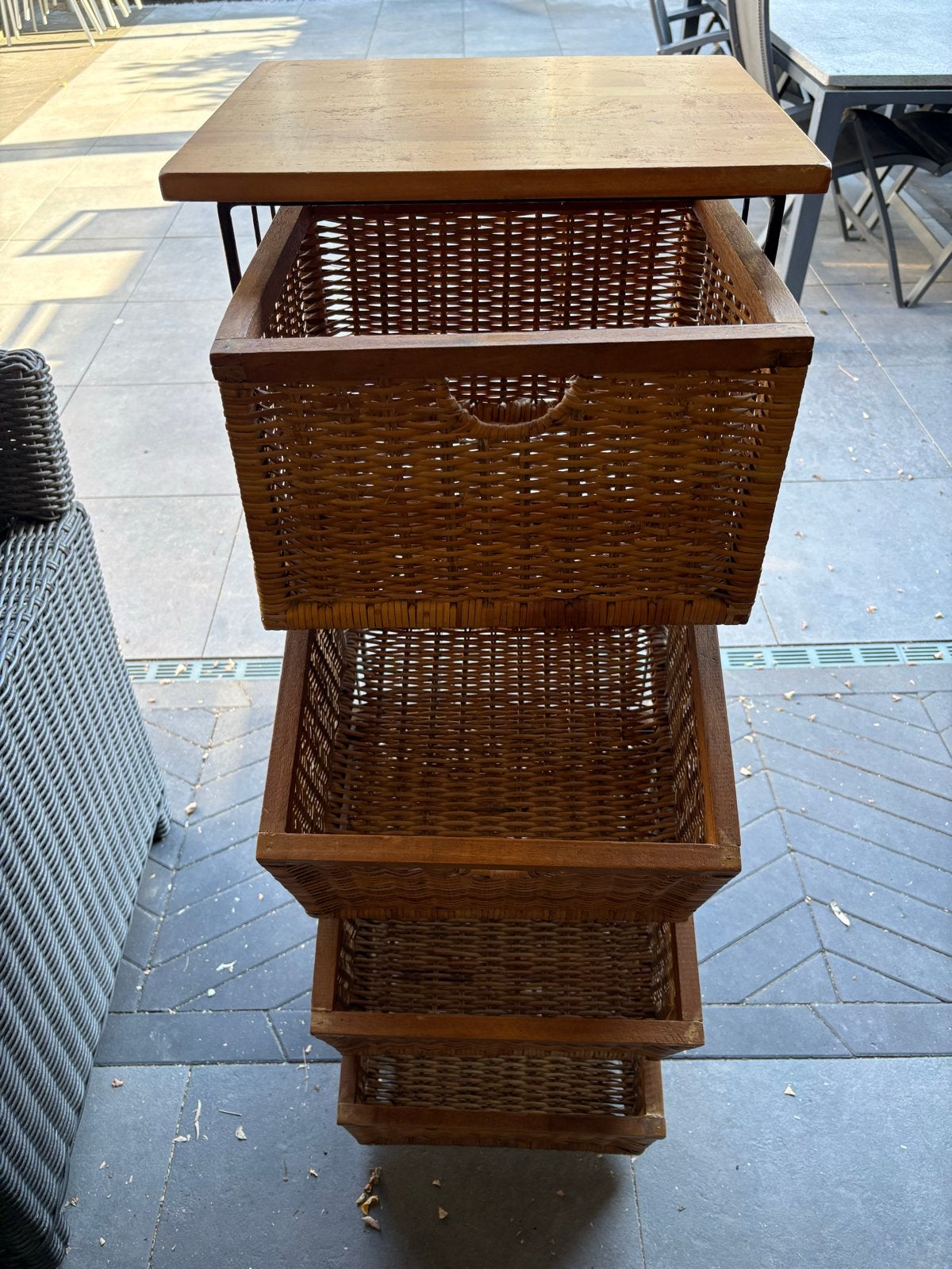 Opbergrek met 4 rieten manden en houten blad, Ophalen, Gebruikt