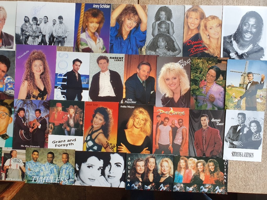 Ruim 250 fotokaarten van artiesten uit binnen- en buitenland, Verzamelen, Ophalen of Verzenden, Zo goed als nieuw, Foto of Kaart