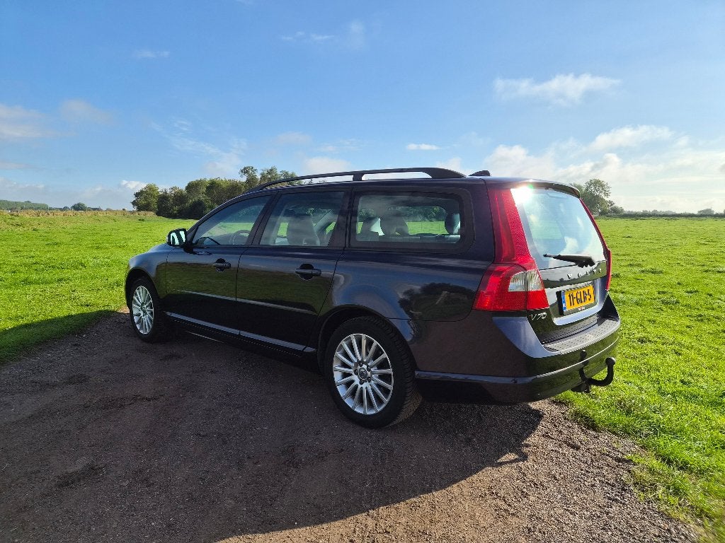Volvo V70 2.5T | Leder | Trekhaak | Stoelverw. | APK 2027, Auto's, Voorwielaandrijving, Dealer onderhouden, 1800 kg, Zwart