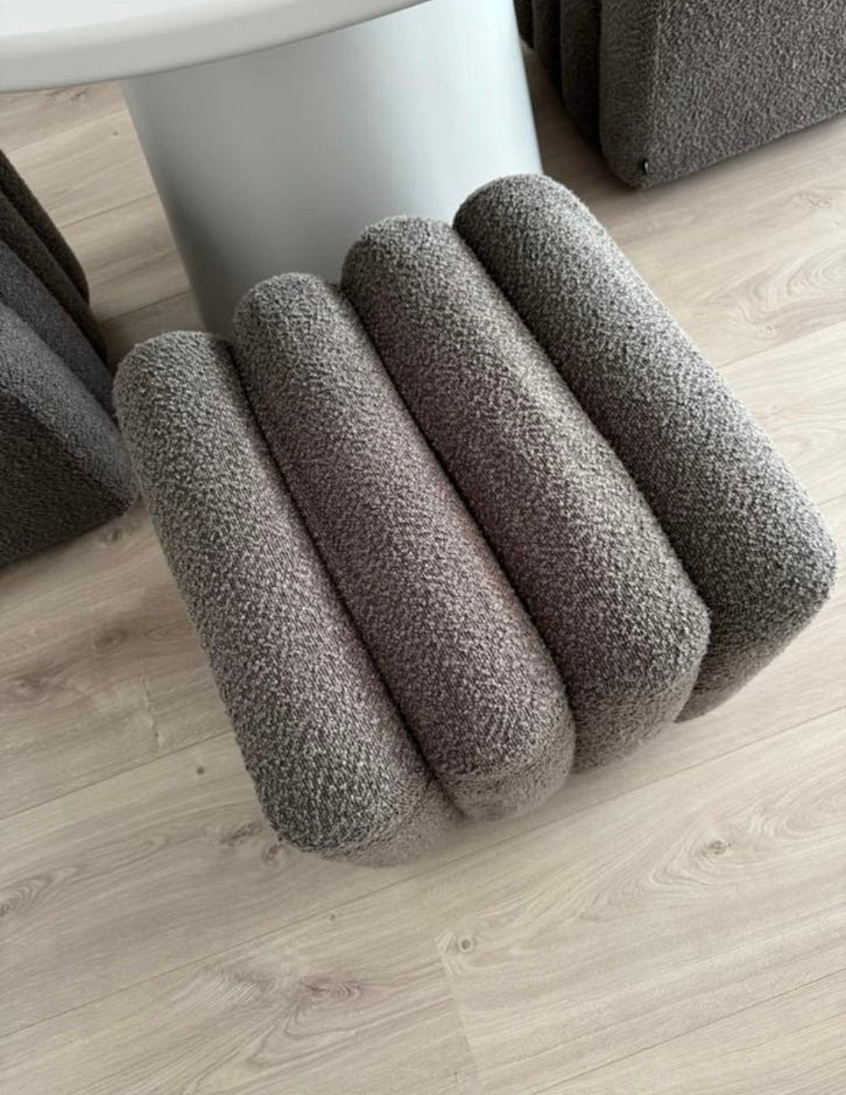 Donkerbruine boucle eetstoel poef goossens, Ophalen, Vierkant, Minder dan 50 cm, Zo goed als nieuw