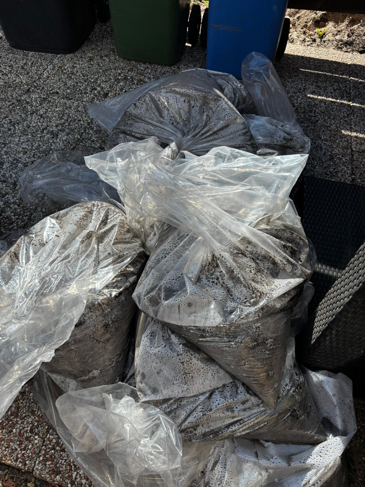 GRATIS: zwart zand +/- 13 zakken, meer mogelijk, Tuin en Terras, Ophalen, Gebruikt, Ophoogzand