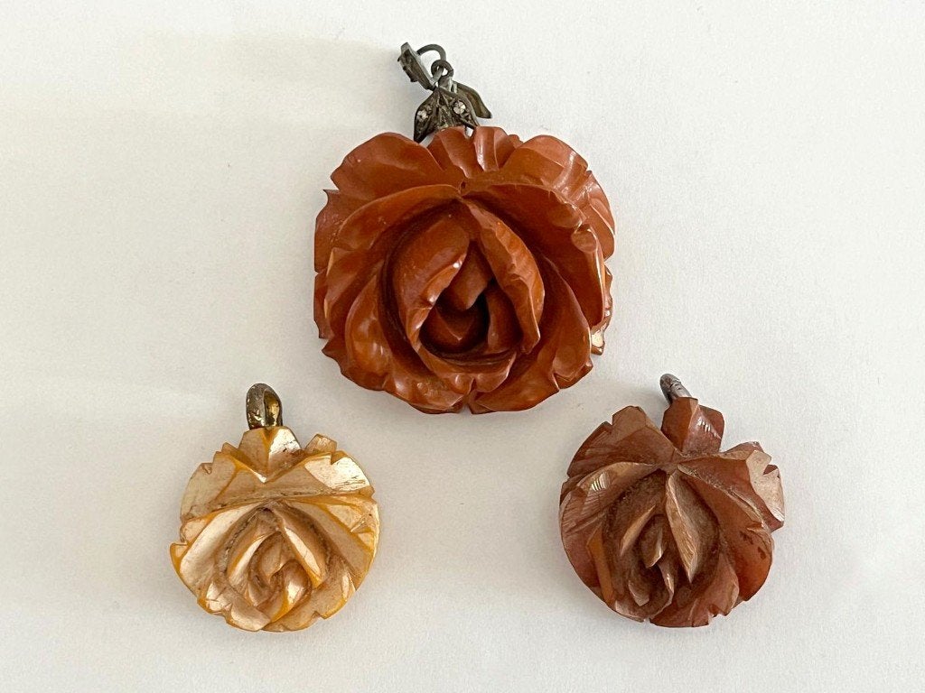 3 hand gesneden Bakeliet Roos Ketting hangers, Verzenden, Zo goed als nieuw, Overige kleuren, Overige materialen