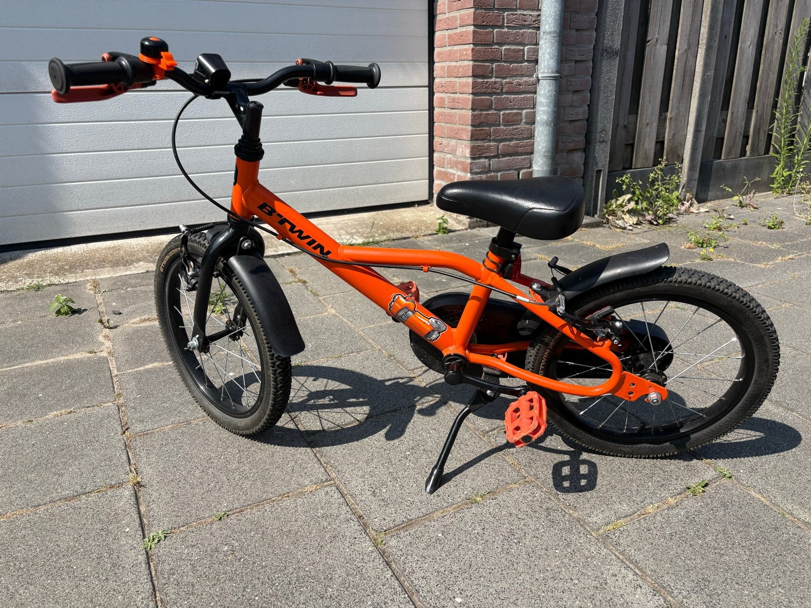 B'Twin kinderfiets 16 inch - Oranje, Fietsen en Brommers, Fietsen | Kinderfietsjes, Ophalen, Gebruikt, Velgrem, 16 tot 20 inch