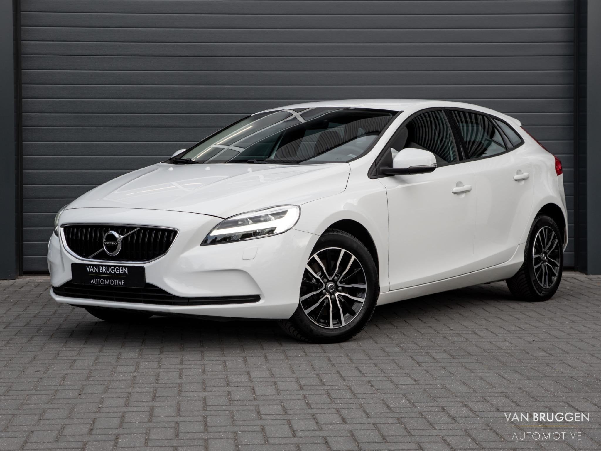 Volvo V40 2.0 T2 Nordic+ Trekhaak LED Org NL / NAP, Voorwielaandrijving, Gebruikt, Euro 6, Leder en Stof