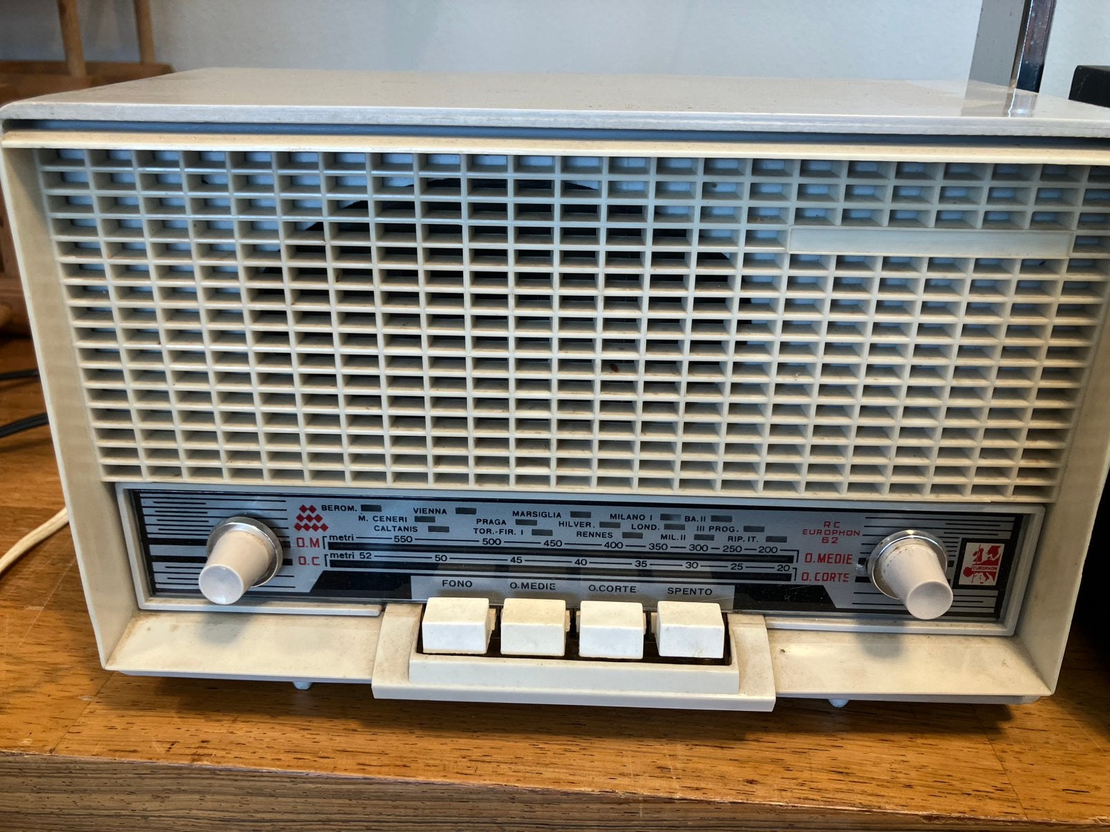 Kleine oude radio. Uit Italie. Jaren 60, Ophalen of Verzenden, Zo goed als nieuw