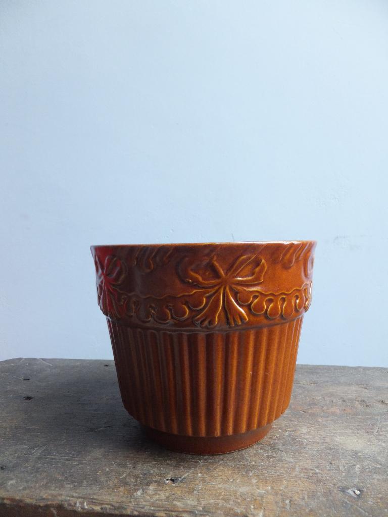 grote vintage bloempot, bruin met strik west germany bay Ø17, Ophalen, Rond, Nieuw, Aardewerk